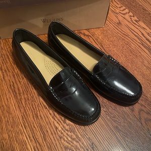 Ladies Bass Weejuns Black leather penny loafers size 10 NIB
